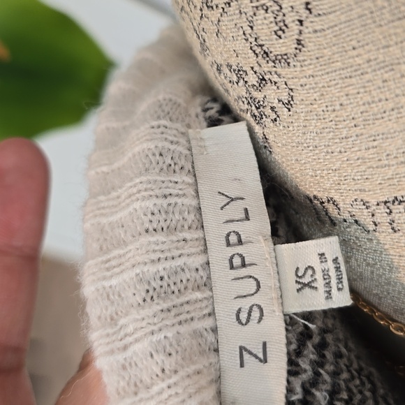 Z supply plaid sweater - Picture 10 of 10